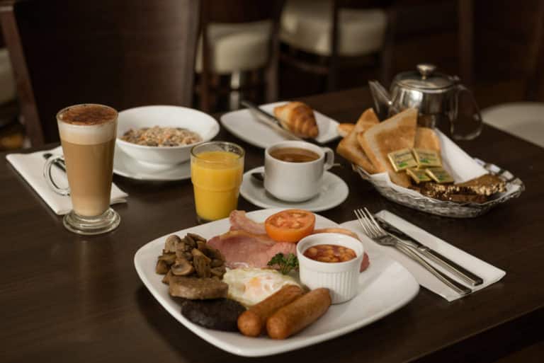 Vers gekookt volledig Iers ontbijt in Rochestown Lodge Hotel Dun Laoire