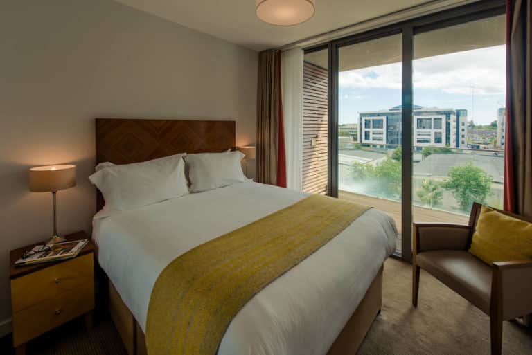 PREMIER SUITES Dublin Sandyford-slaapkamer met schilderachtig uitzicht