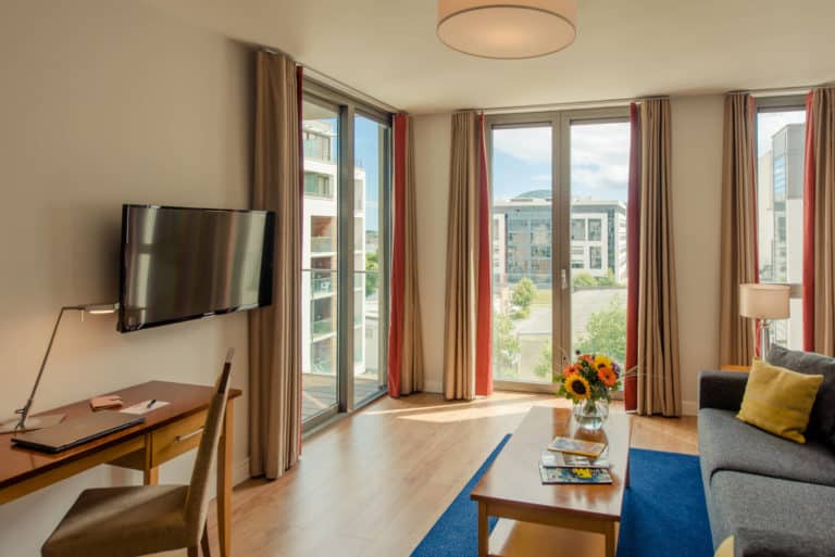 PREMIER SUITES Dublin Sandyford woonkamer volledig uitzicht