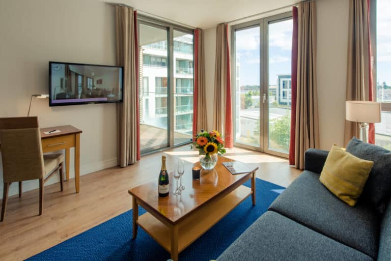 PREMIER SUITES Dublin Sandyford ruime lounge met bureau en bank