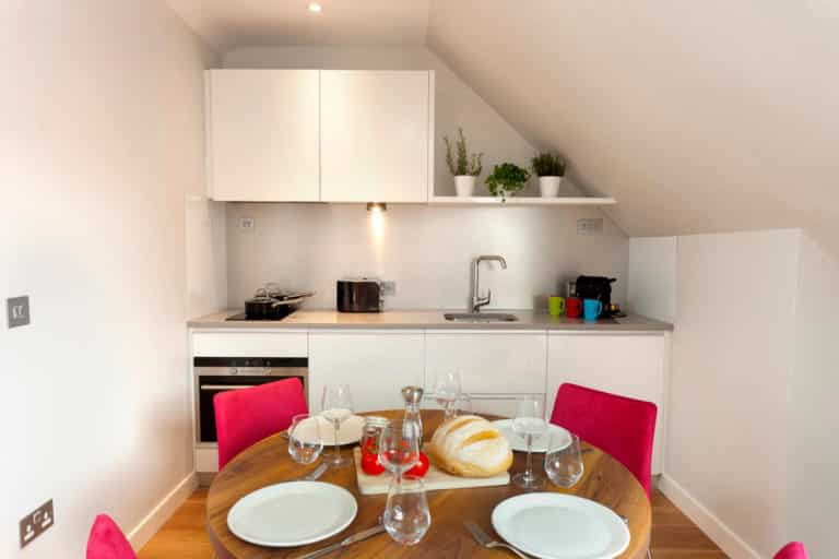 PREMIER SUITES PLUS Dublin Ballsbridge keuken en eettafel in penthouse met twee bedden