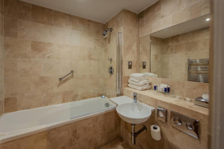 PREMIER SUITES PLUS Dublin Leeson Street bath and mirror with sink