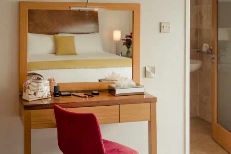 PREMIER SUITES PLUS Dublin Leeson Street reflection of double bed and dressing table