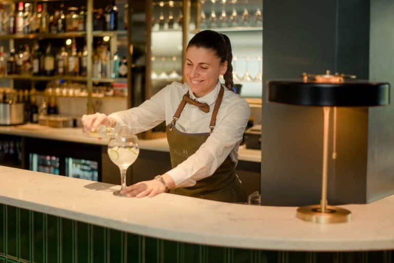 Hoban Hotel Kilkenny barvrouw bij 1801 Bar & Restaurant bereidt Gin & Tonic voor