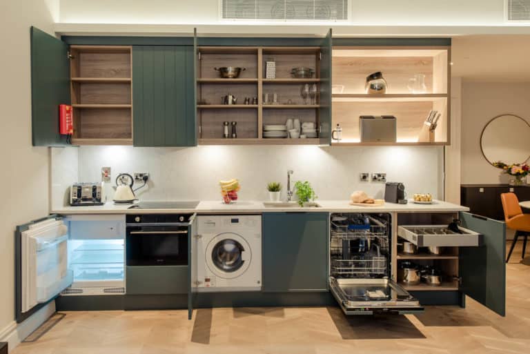 PREMIER SUITES PLUS Dublin Leeson Street Kitchen Storage