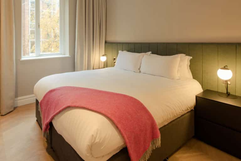 PREMIER SUITES PLUS Dublin Leeson Street double bedroom with large window