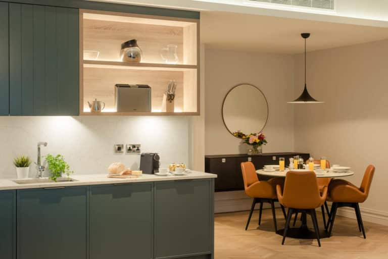 PREMIER SUITES PLUS Dublin Leeson Street kitchen with dining table