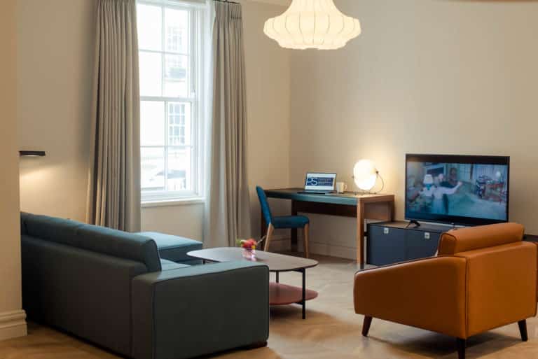 PREMIER SUITES PLUS Dublin Leeson Street woonkamer met flatscreen-tv