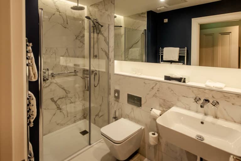 PREMIER SUITES PLUS Dublin Leeson Street spacious and modern bathroom