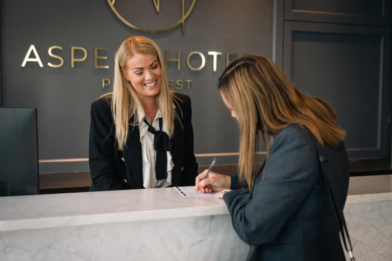 Aspect Hotel Park West receptioniste die gasten helpt