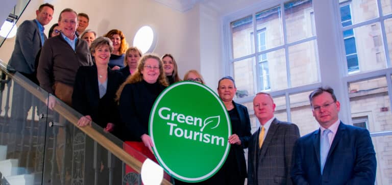PREMIER SUITES UK en IE vieren erkenning voor groen toerisme