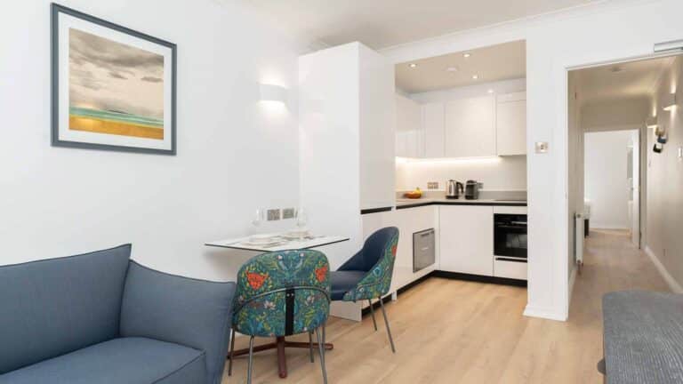 PREMIER SUITES PLUS Edinburgh Fountain Court Open Plan Living Room and Kitchen