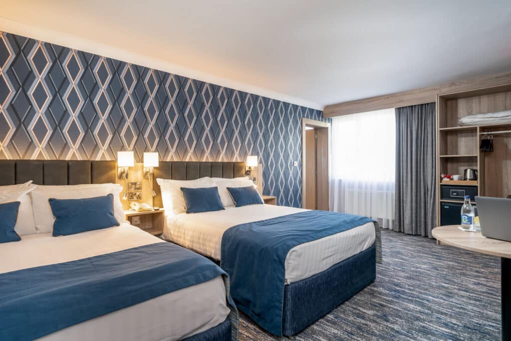 Twee tweepersoonsbedden in toegankelijke kamer - Rochestown Lodge Hotel Dun Laoighre